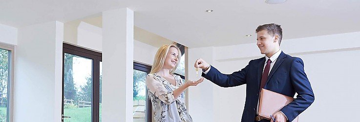 Foto Auch in der letzten Phase des Immobilienverkaufs ist f�r Baumert Immobilien noch nicht Schluss mit der Arbeit. Unsere Makler gehen gern auf Ihre Fragen rund um die Vertragsabwicklung ein. Auf Ihren Wunsch �bernehmen wir f�r Sie die Schl�ssel�bergabe oder begleiten Sie beim �bergabetermin und �berwachen das Ausf�llen des �bergabeprotokolls.<br>