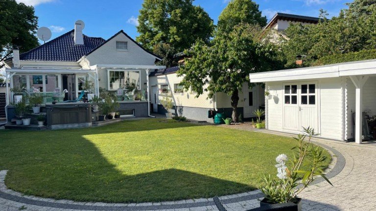 Blick vom Garten Berlin Einfamilienhaus gem�tliches Anwesen mit Pool, Sauna und Keller ,Wintergarten+4 Zimmern in Mahlsdorf S�d