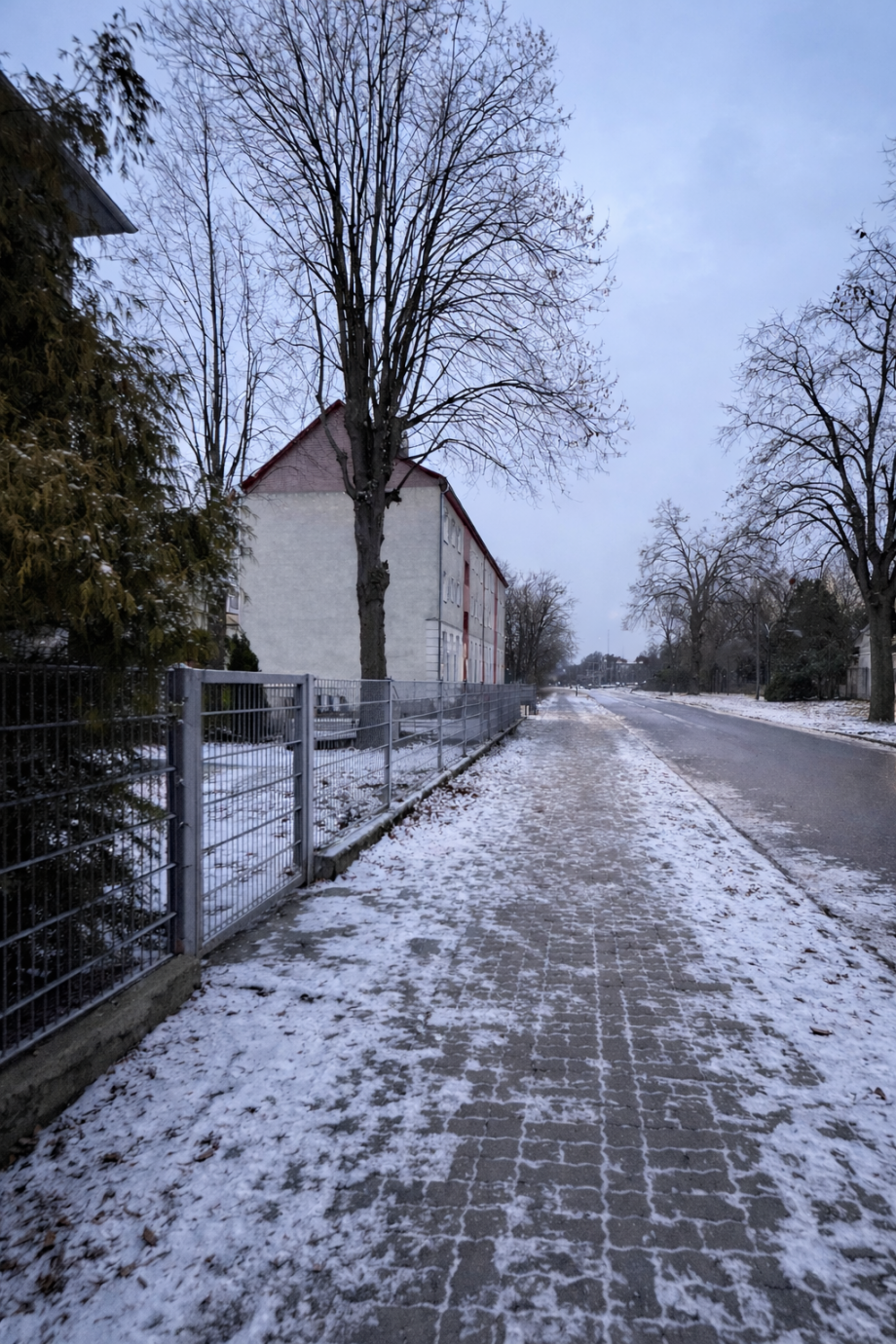 Fu�l�ufig zum Bahnhof Biesdorf Wohngrundst�ck Berlin