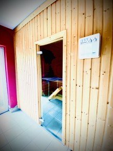 Sauna mit Zugang zum Pool Individuelles Architektenhaus mit Pool und 7 Zimmern