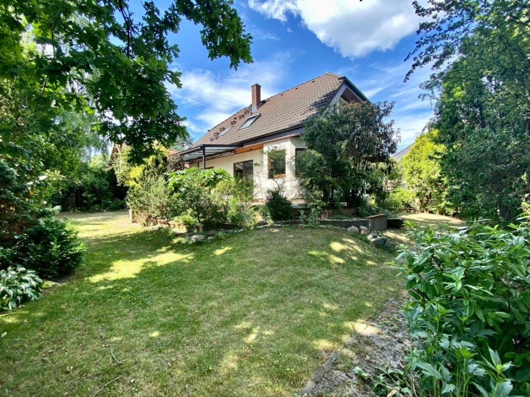 Blick vom Garten Berlin Einfamilienhaus Charmantes Einfamilienhaus mit 5 Zimmern und Keller, fu�l�ufig zum Bahnhof Mahlsdorf