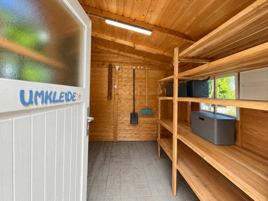 Gartenh�uschen mit Poolanlage Bungalow Berlin