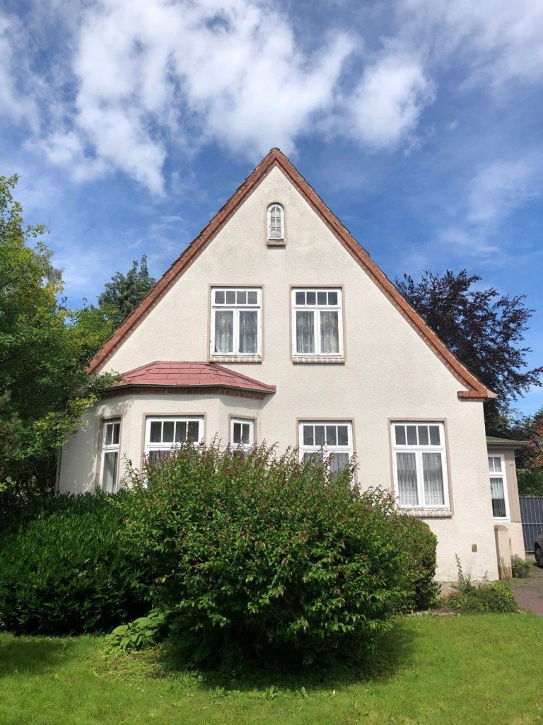 Blick von der Strasse Molfsee Einfamilienhaus Handwerkerobjekt mit Keller in Kiel /Molfsee