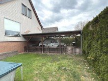 Carport (derzeit im Eigentum der Mieter, ggf. �bernehmbar) Oranienburg-Schmachtenhagen: Charmantes Einfamilienhaus mit Vollkeller, 2 B�dern und Garten
