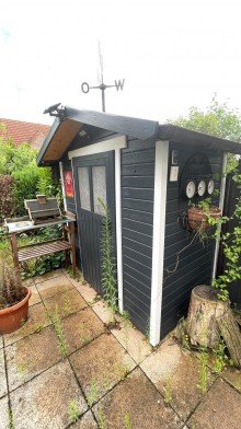 Gartenhaus H�now: Reihenmittelhaus mit Keller in ruhiger Seitenstra�e