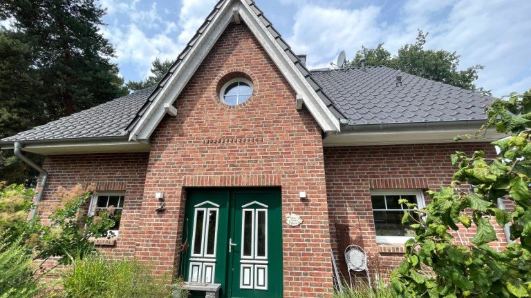 Blick von der Strasse Waldesruh Einfamilienhaus H�bsches Massivhaus mit Friesengiebel an der Berliner Stadtgrenze in ruhiger Lage