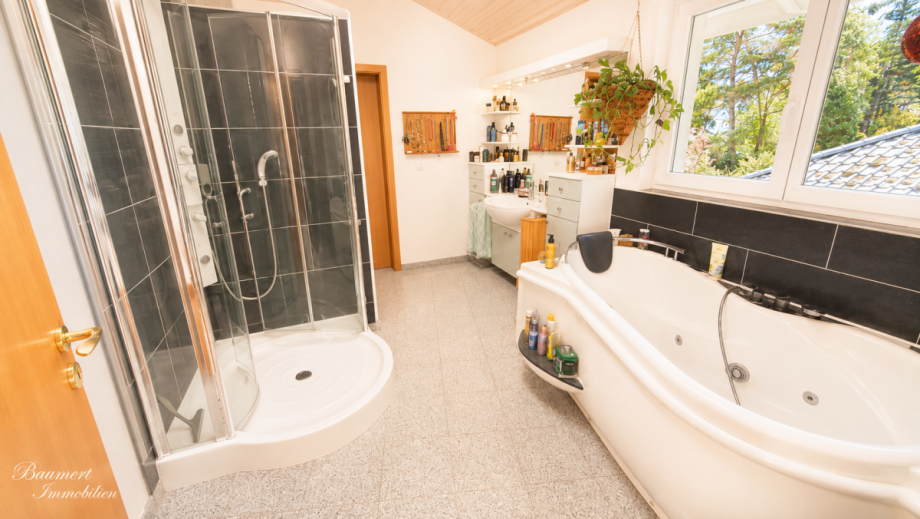Bad OG Einfamilienhaus Z�hlsdorf