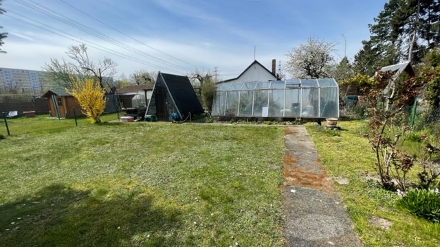 Garten mit Gew�chshaus Bungalow Berlin