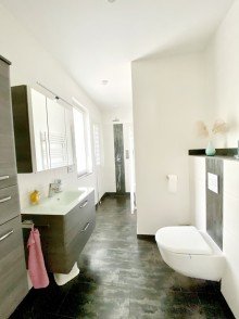 G�stebad mit Dusche Neuwertige Stadtvilla mit Erdw�rmeheizung