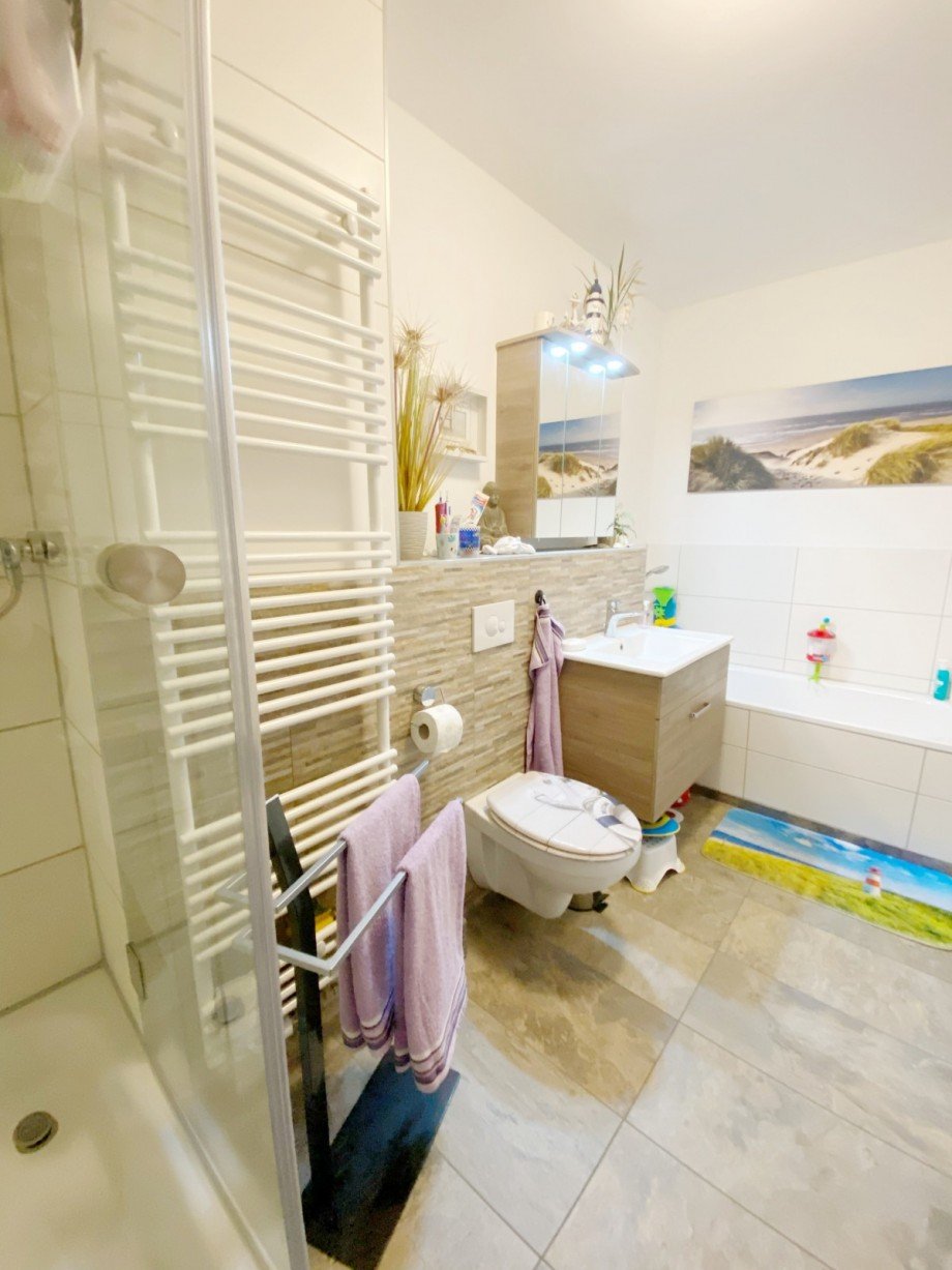 Bad mit Wanne und Dusche 1. OG Reihenhaus Berlin