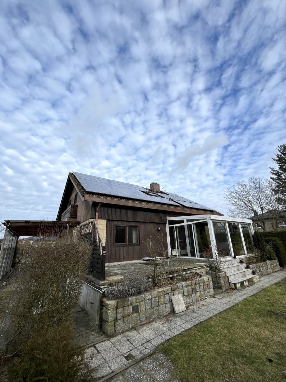 Hausansicht mit Photovoltaik und Solarthermie Einfamilienhaus Berlin