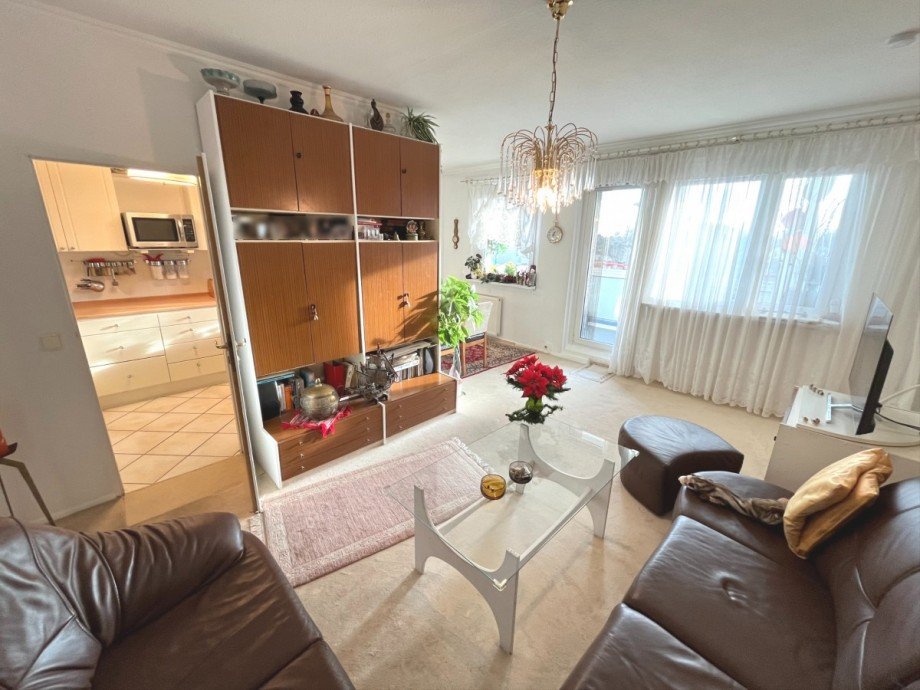 Wohnzimmer & Blick in die K�che Etagenwohnung Berlin