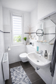 Badezimmer Gro�z�gige 4-Zimmer-Wohnung mit Balkon in Neu-Hohensch�nhausen