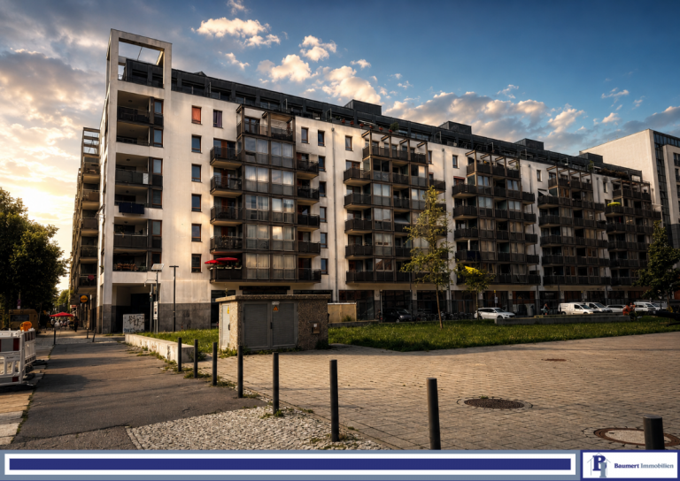 Hausansicht Berlin Etagenwohnung Stilvolle 2-Zimmer-Wohnung mit Balkon, Aufzug & Tiefgarage am Volkspark Friedrichshain