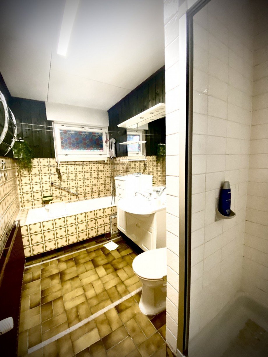 Bad mit Wanne und Dusche EG Einfamilienhaus Berlin