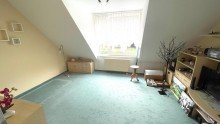 Zimmer1 DG H�now: Reihenmittelhaus mit Keller in ruhiger Seitenstra�e