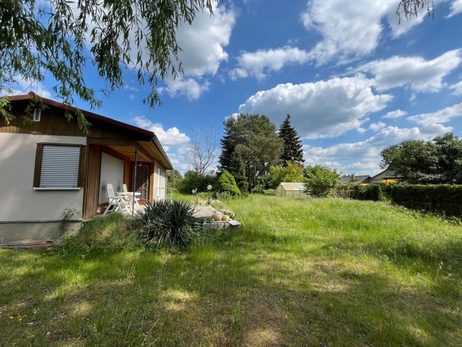 Blick von Westen Bungalow Berlin