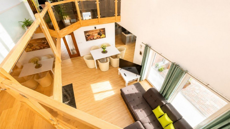Galerie mit Blick ins Wohnzimmer Einfamilienhaus Berlin