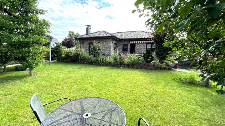 Hausansicht Berlin Bungalow Seen�he - einzigartiger Bungalow mit Vollunterkellerung und gro�z�gigem Garten