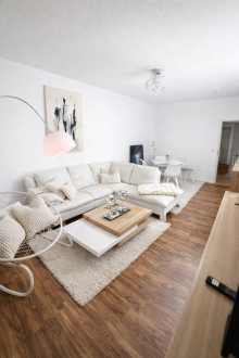 Wohnzimmer Gro�z�gige 4-Zimmer-Wohnung mit Balkon in Neu-Hohensch�nhausen