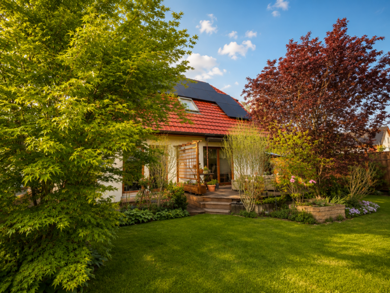 Hausr�ckseite Berlin Einfamilienhaus Top gepflegtes Einfamilienhaus mit Doppelcarport, Pool und Photovoltaikanlage