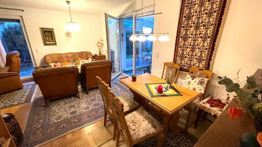 Wohnzimmer mit Zugang zum Wintergarten Bungalow Berlin