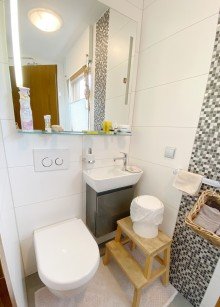 G�ste WC mit Dusche Sehr gepflegtes Einfamilienhaus mit Keller nahe Kaulsdorfer See