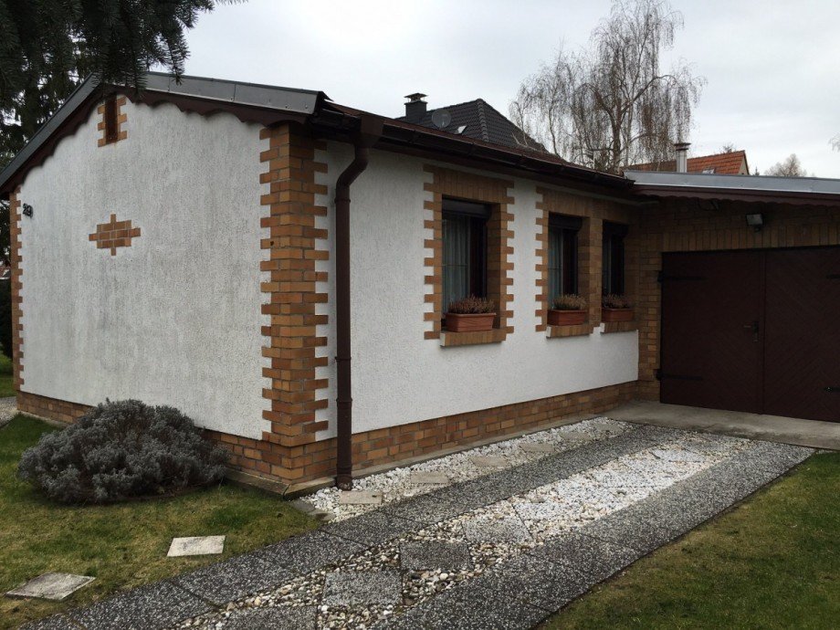 R�ckseite mit Garage Bungalow Berlin