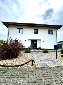 Frontansicht Haus Neuwertige Stadtvilla mit Erdw�rmeheizung