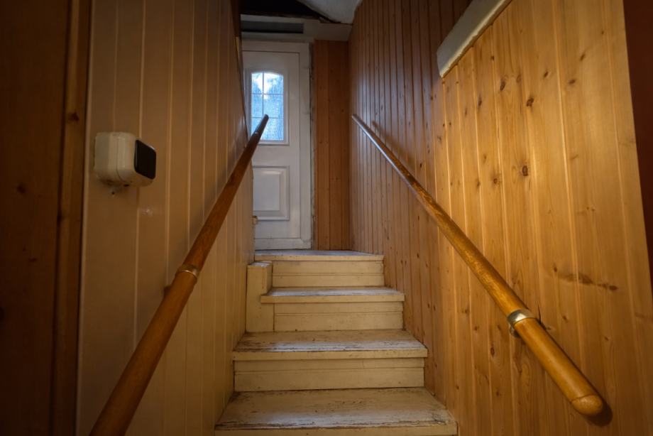 Kellertreppe mit Blick auf die Nebeneingangst�r Einfamilienhaus Hoppegarten
