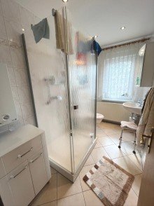 Badezimmer DG Gr�n, ruhig, familienfreundlich - Wohnen auf gro�em Grundst�ck in Biesdorf