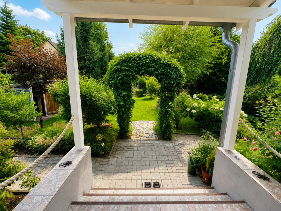 Blick in den Garten vom Hauseingang aus Bungalow Berlin