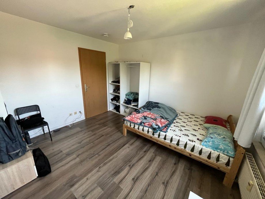 Schlafzimmer Blick zur T�r Etagenwohnung Berlin