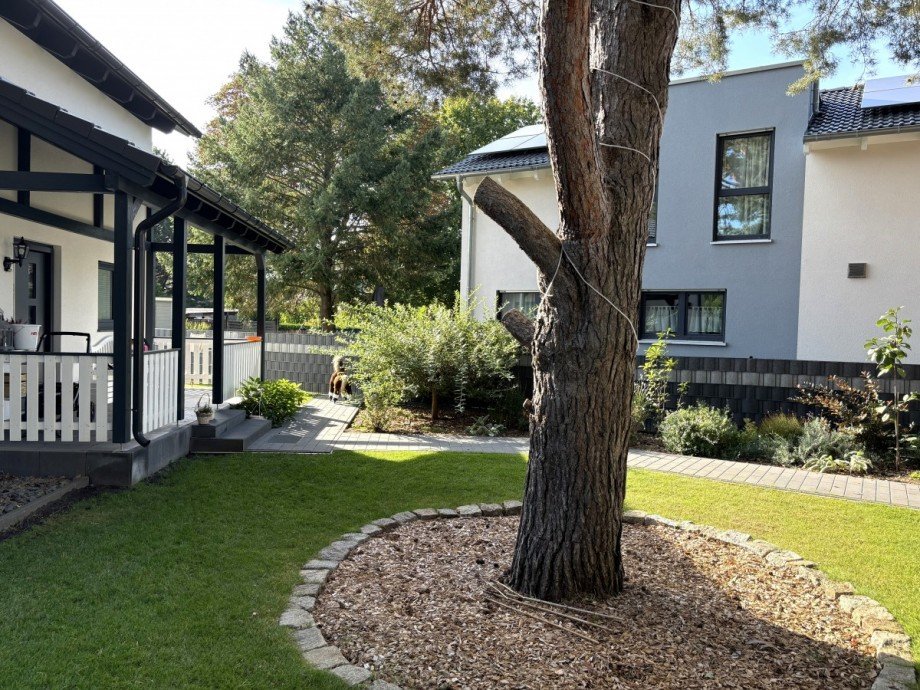 Vorgarten mit Eingangs�berdachung Einfamilienhaus Berlin