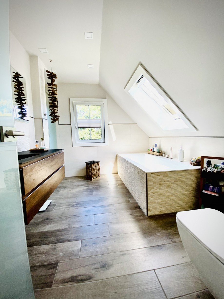 Bad mit Wanne und Dusche DG Einfamilienhaus Berlin
