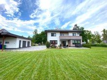Ansicht Carport, Doppelgarage und Haus Neuwertige Stadtvilla mit Erdw�rmeheizung