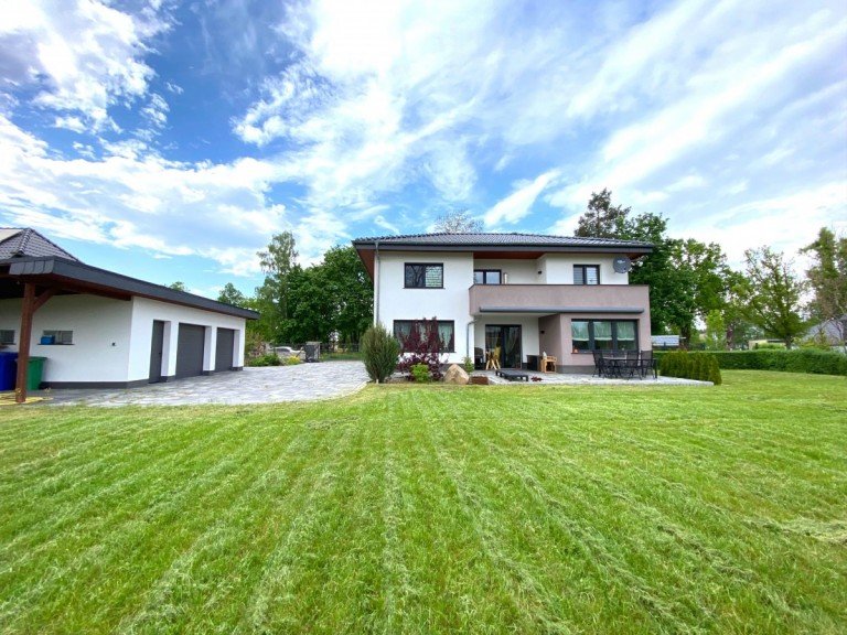 Ansicht Carport, Doppelgarage und Haus Am Mellensee Einfamilienhaus Neuwertige Stadtvilla mit Erdw�rmeheizung