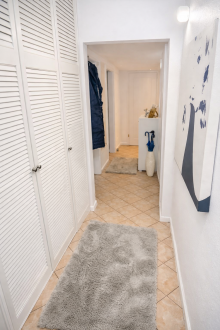 Flur Gro�z�gige 4-Zimmer-Wohnung mit Balkon in Neu-Hohensch�nhausen