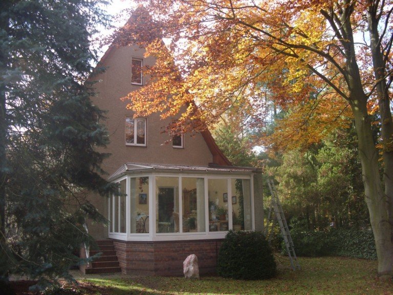 Hausansicht Berlin Einfamilienhaus Solides Einfanmilienhaus mit Keller und Wintergarten nahe S-K�penick Obj.Nr. 22-2333