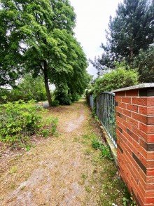 Stra�enfront Einfamilienhaus mit 5 Zimmern und Garage in Biesdorf S�d