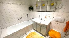 Badezimmer DG H�now: Reihenmittelhaus mit Keller in ruhiger Seitenstra�e