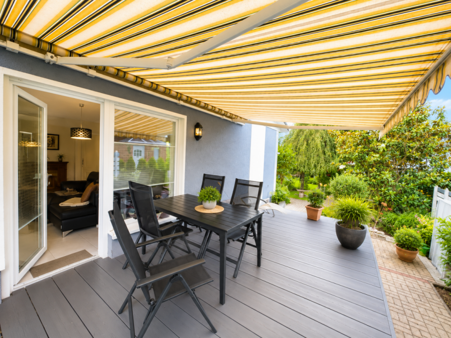 Terrasse mit Elektromarkise Bungalow Berlin