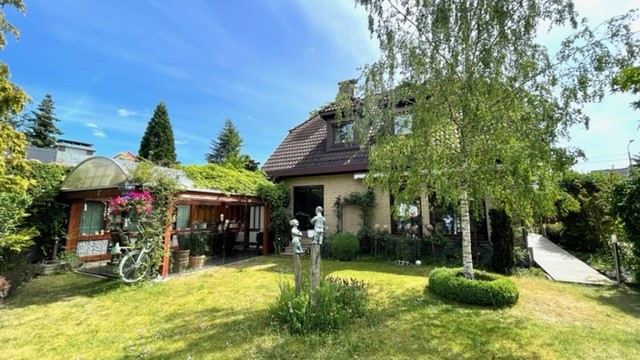 Blick vom Garten + Terrasse Einfamilienhaus Berlin