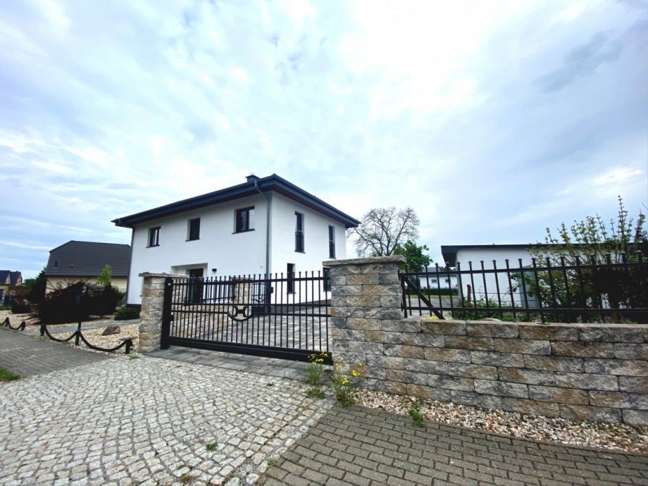Hauansicht und Einfahrt Einfamilienhaus Am Mellensee