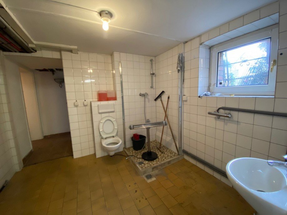 Toilette und Waschmaschinenanschluss im Keller Haus Berlin