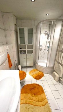 Badezimmer DG H�now: Reihenmittelhaus mit Keller in ruhiger Seitenstra�e