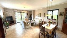 Wohnzimmer Seen�he - einzigartiger Bungalow mit Vollunterkellerung und gro�z�gigem Garten