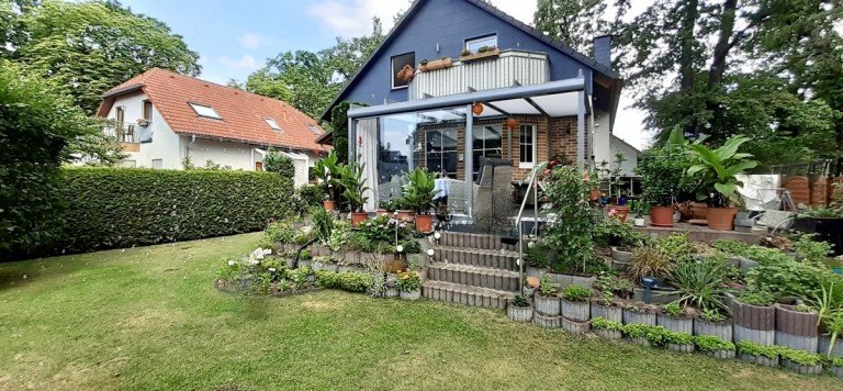 Hausansicht Sommer Berlin Einfamilienhaus Familienidylle in Biesdorf-S�d mit gro�z�gigem Einfamilienhaus und ger�umigem Keller