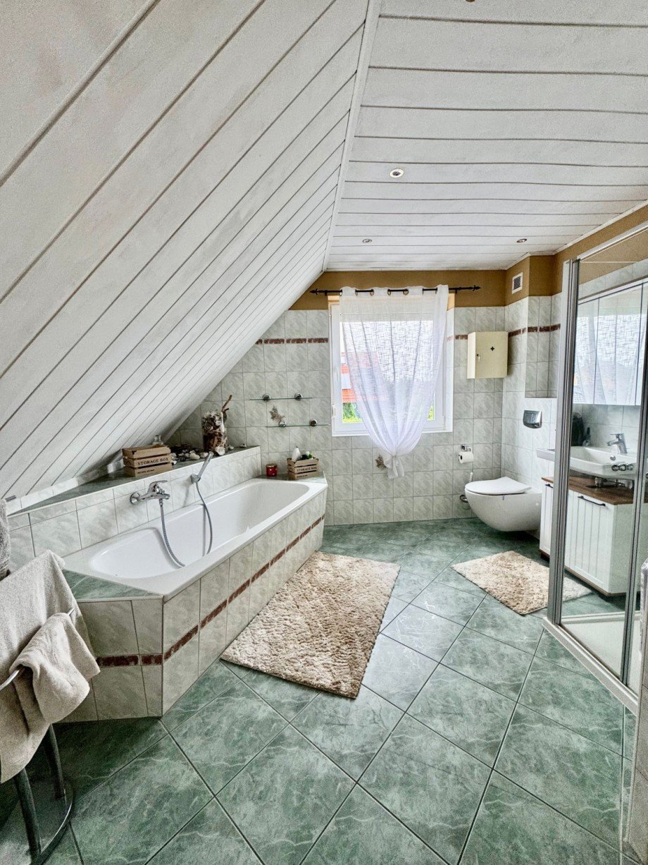 Masterbad mit Wanne und Dusche Einfamilienhaus Berlin