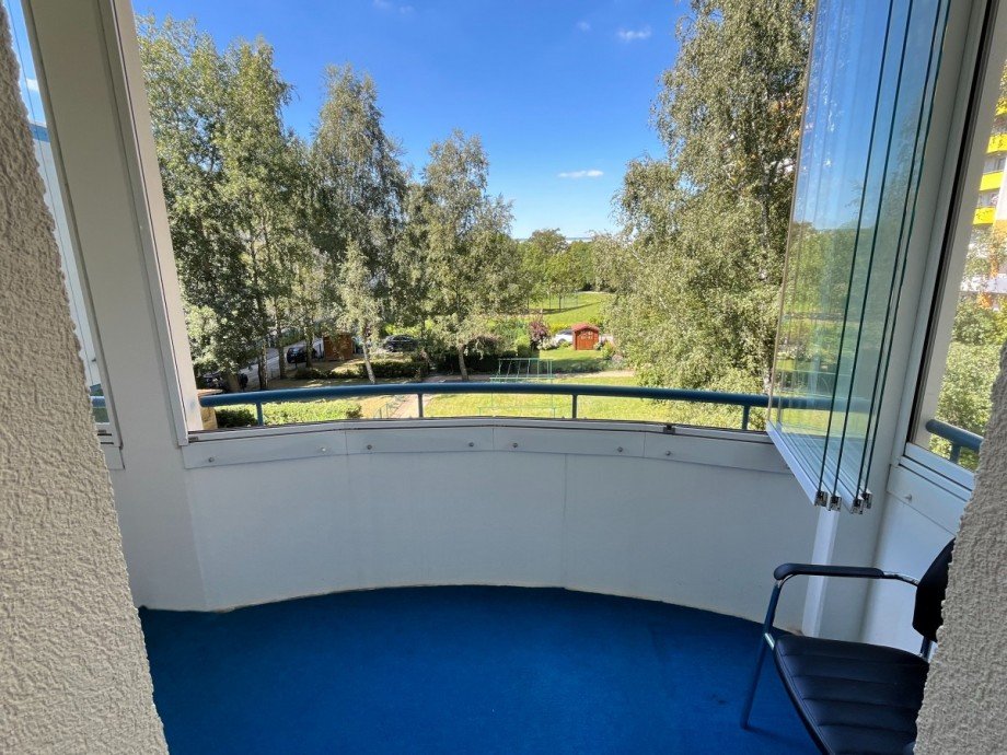 Loggia mit aufklappbaren Fenstern Etagenwohnung Berlin